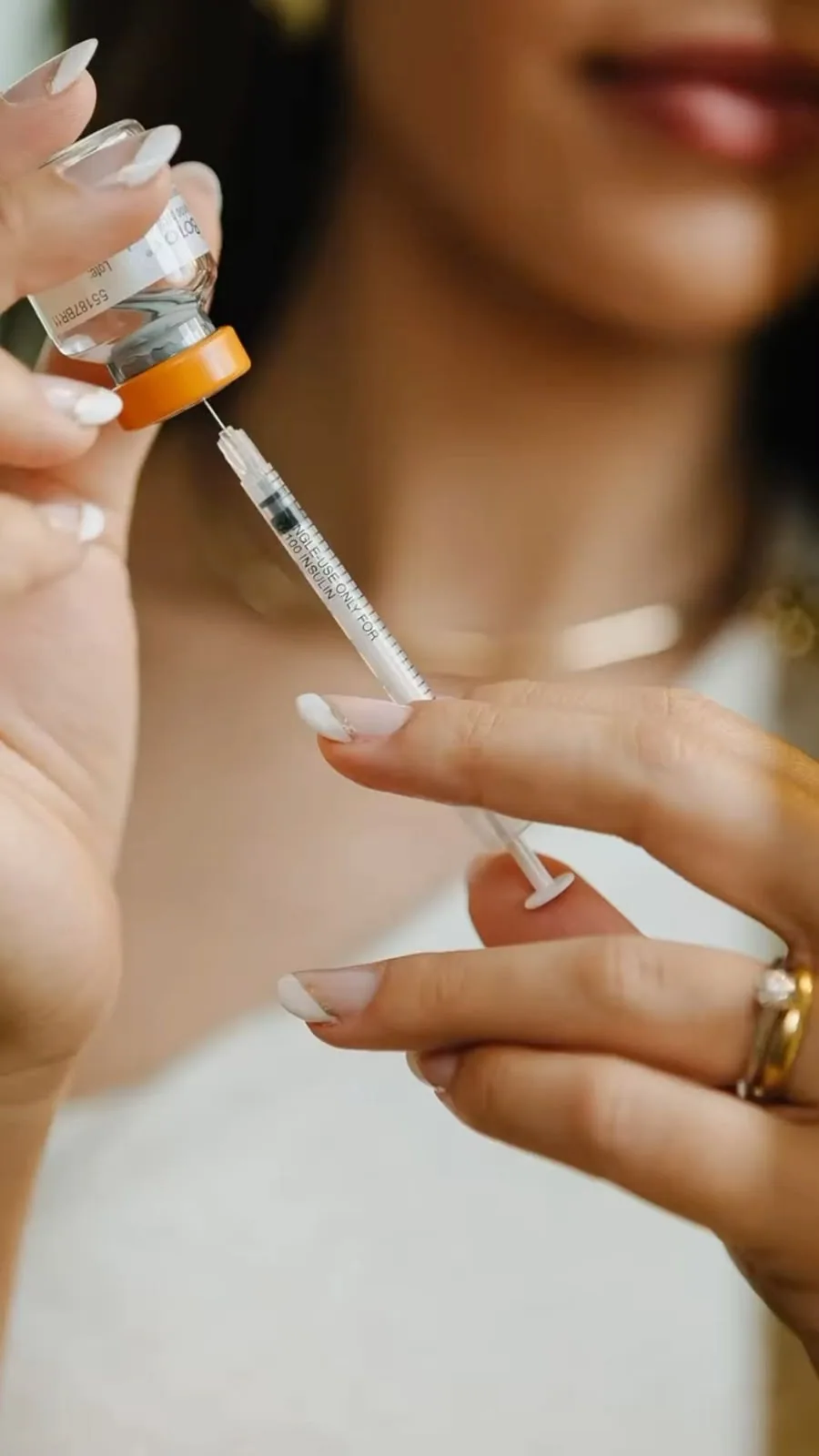 Detalhe do preparo de material para um atendimento facial