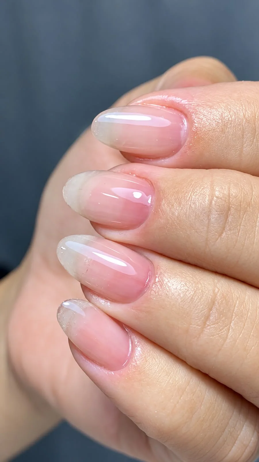 Unhas alongadas com acabamento rosado translúcido e brilho