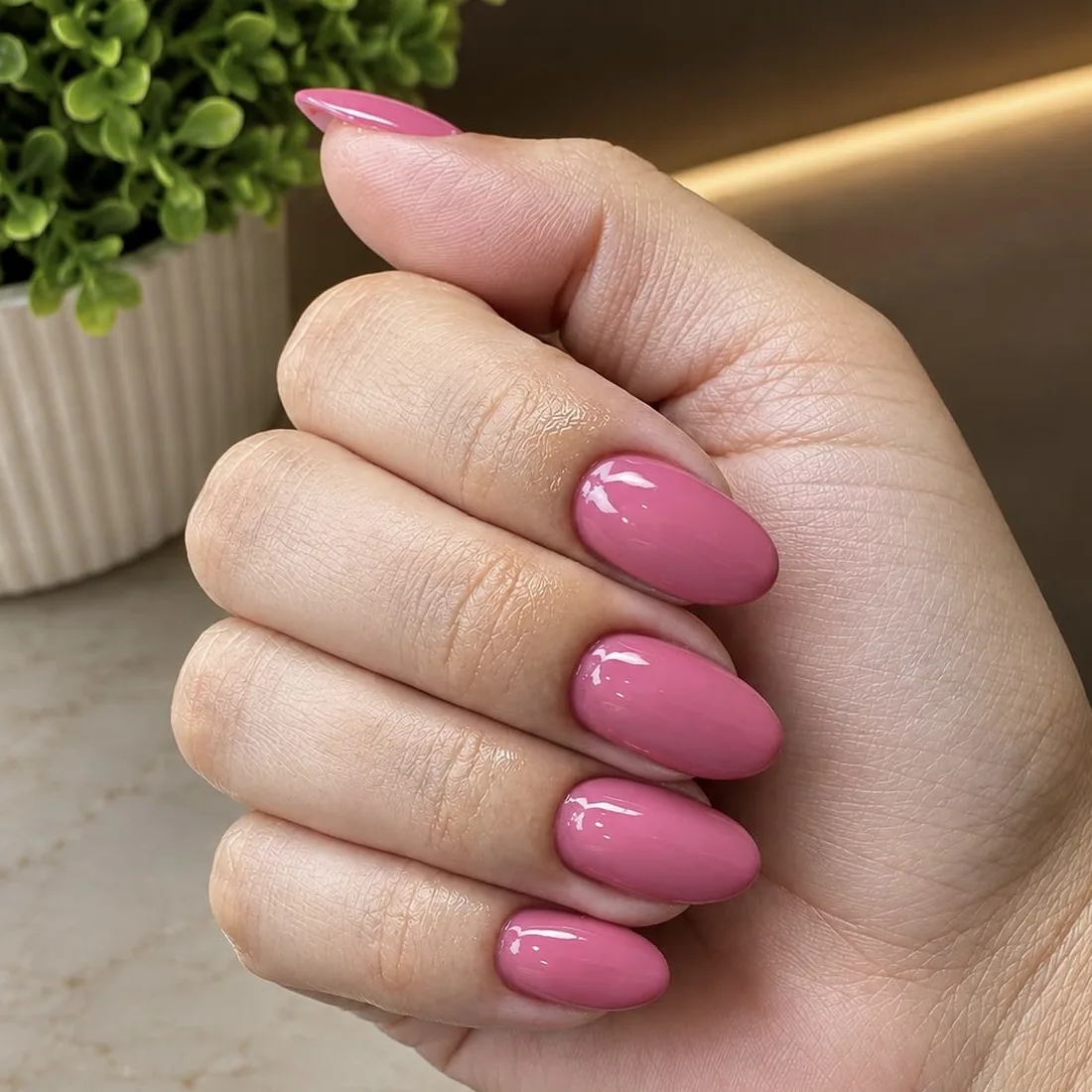 Unhas amendoadas com esmalte rosa brilhante